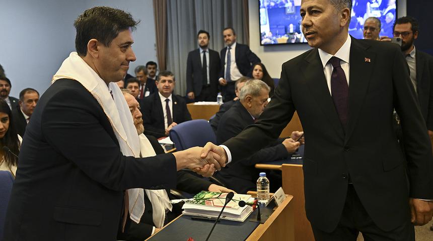 22 yıl sonra bir ilk! İlk kez AK Partili bir Bakan tam destek aldı, Ali Yerlikaya'dan &ouml;vg&uuml;yle bahsettiler