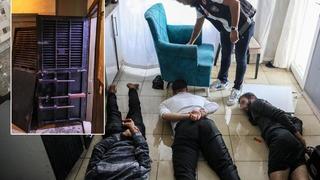 'Temizlik yapıyorduk' cevabı dikkat çekti! İki demir kapıyla önlem alınan eve uyuşturucu baskını 'Anahtarı yok ondan açamadık'