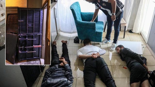 'Temizlik yapıyorduk' cevabı dikkat çekti! İki demir kapıyla önlem alınan eve uyuşturucu baskını 'Anahtarı yok ondan açamadık'