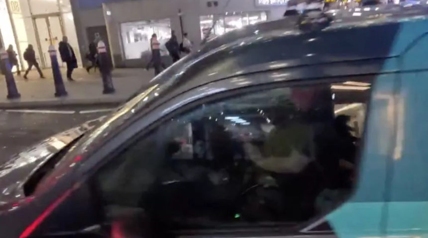 Seyir halindeki aracın içinde müstehcen film izlerken yakalandı! Yetmedi direksiyon başında mastürbasyon yaptı... Görüntüler tepki çekti