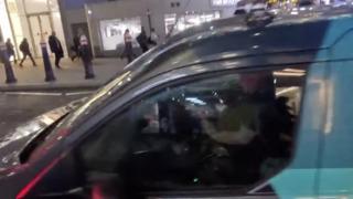 Seyir halindeki aracın içinde müstehcen film izlerken yakalandı! Yetmedi direksiyon başında mastürbasyon yaptı... Görüntüler tepki çekti