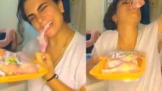 Görüntüler sosyal medyanın gündemine yerleşti! Paketinden çıkarttığı tavuğu çiğ çiğ ısırdı... Masanın üzerine çıkıp doğradı