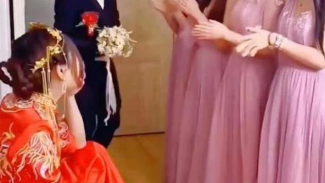 Gelinin düğün sürprizi damadı şaşkına çevirdi! Damat nedimeleri görünce inanamadı... Hepsi eski sevgilisi çıktı