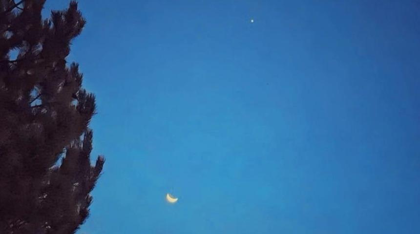 Ay ile yıldız gökyüzünde buluştu! İşte Türk bayrağını andıran o anlar