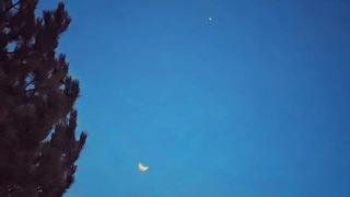 Ay ile yıldız gökyüzünde buluştu! İşte Türk bayrağını andıran o anlar