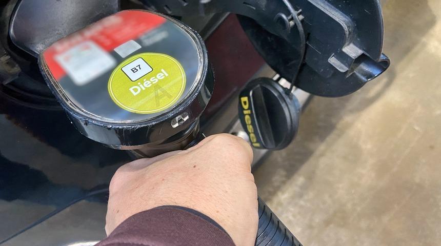 SON DAKİKA: Motorin fiyatları bir ileri bir geri! Petrol 80 doların altına indi: Akaryakıta 1,50 TL indirim gözüktü (11 Kasım 2023 Cumartesi güncel benzin-mazot fiyatı)