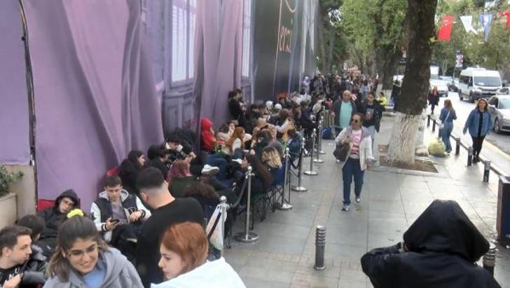 Yer: Bağdat Caddesi! Yüzlerce kişi hediye için tüm gece kuyruk bekledi... Kapıların açılmasıyla izdiham yaşandı G1