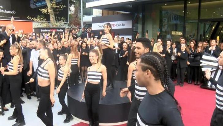 Yer: Bağdat Caddesi! Yüzlerce kişi hediye için tüm gece kuyruk bekledi... Kapıların açılmasıyla izdiham yaşandı G3