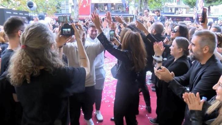 Yer: Bağdat Caddesi! Yüzlerce kişi hediye için tüm gece kuyruk bekledi... Kapıların açılmasıyla izdiham yaşandı G5