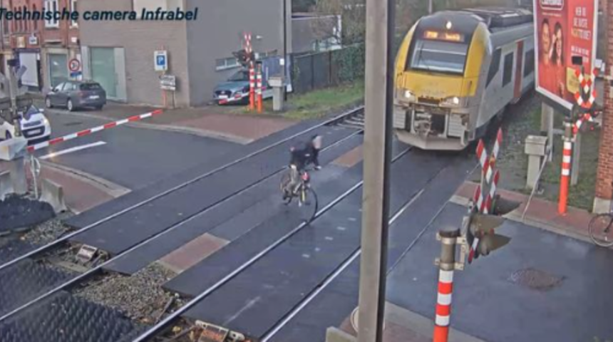 Korku dolu anlar saniye saniye kamerada! 15 yaşındaki bisikletli hemzemin geçitten geçerken tren çarptı ... Mucizevi kurtuluş