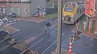 Korku dolu anlar saniye saniye kamerada! 15 yaşındaki bisikletli hemzemin geçitten geçerken tren çarptı ... Mucizevi kurtuluş