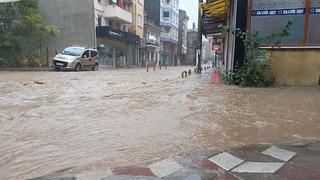 Balıkesir'de 5 dakikalık sağanak yolları göle çevirdi!