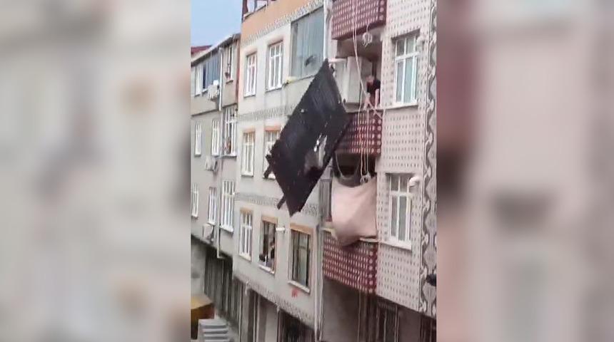 Sultangazi'de çatıdan kopan parça balkondaki çamaşır ipine asılı kaldı