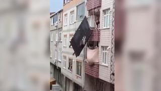 Sultangazi'de çatıdan kopan parça balkondaki çamaşır ipine asılı kaldı