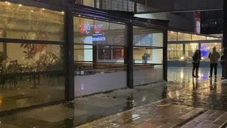 Esenyurt'ta hareketli dakikalar! İsrail'e tepki gösteren grup kahve zinciri şubesini taşladı