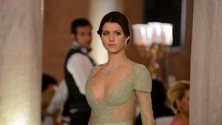 Beren Saat şeffaf detayları olan derin dekolteli tarzıyla olay oldu! Bihter geri döndü