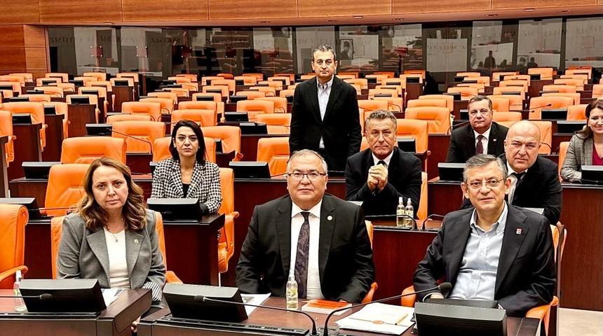 TBMM'de eylem başlatmışlardı! &Ouml;zg&uuml;r &Ouml;zel a&ccedil;ıkladı: İkinci bir karara kadar...