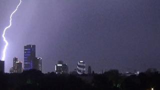 Gece adeta gündüze döndü! İzmir Körfezi'ne düşen yıldırım ise böyle görüntülendi