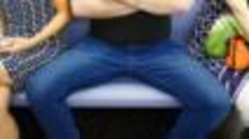 İspanya'da toplu ulaşımda erkeklere bacak a&ccedil;ma yasağı