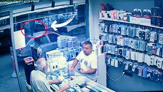 Seyir halindeki otomobilin üstüne damdan adaklık keçi düştü! O anlar kamerada