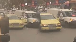 Tartıştığı sürücüye tekme ve yumrukla saldırdı! O anlar kameraya böyle yansıdı