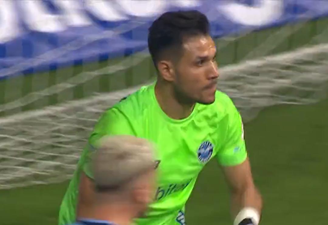 Fenerbah&ccedil;e ma&ccedil;ında Erta&ccedil; &Ouml;zbir'den &uuml;st &uuml;ste kurtarışlar! Fenerbah&ccedil;e'ye karşı adeta duvar oldu