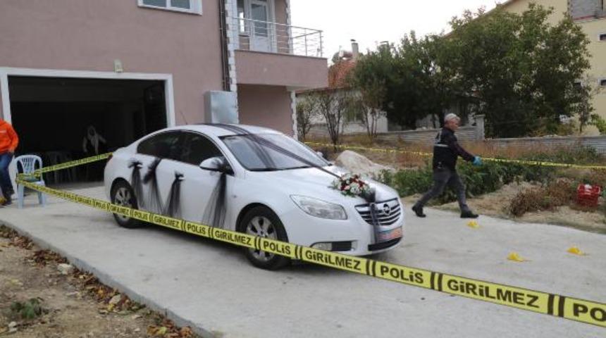 D&uuml;ğ&uuml;nde damat dehşeti! Gelin aracını kullanan arkadaşını ağır yaraladı