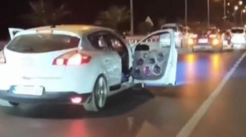 Diskoya &ccedil;evirdiği aracıyla kapıları a&ccedil;ık seyretti, o anları pahalıya patladı