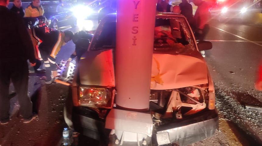Niğde'de aydınlatma direğine çarpan otomobildeki 3 kişi yaralandı