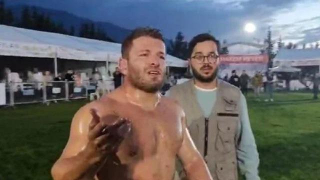 İsmail Balaban sinirlenip güreşten çekildi! Seyirciye kızdı, muhabirin yakasına yapıştı