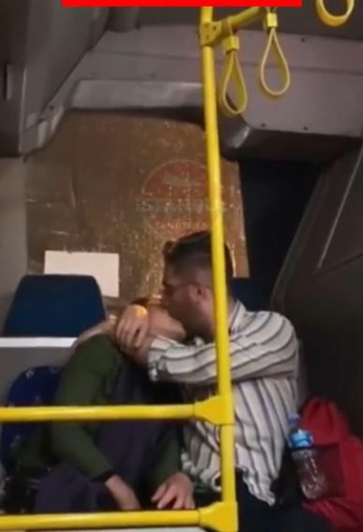 Belediye otobüsünde öpüşme sosyal medyanın diline düştü! "Resmen vakumlamış" G5