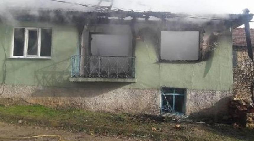Evlerinin yandığını g&ouml;ren &ccedil;ift kalp krizi ge&ccedil;irdi: 1 &ouml;l&uuml;