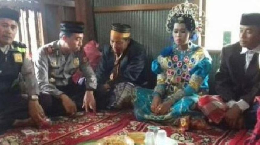 Yalnız gezen bir &ccedil;ifti zorla evlendirdiler!