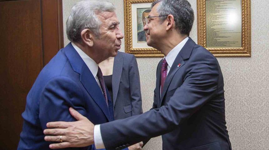 Tekrar aday g&ouml;sterileceği s&ouml;ylenmişti! Mansur Yavaş ile &Ouml;zg&uuml;r &Ouml;zel bir araya geldi