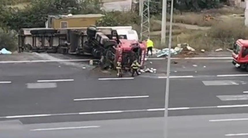 Osmangazi Köprüsü girişinde tır devrildi