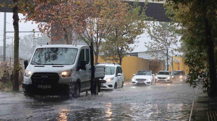 İzmir’i sağanak vurdu: Cadde ve sokaklar göle döndü