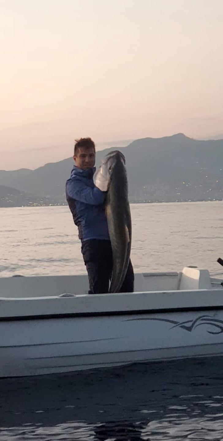 Amatör balıkçı yakaladı! Poşete sığmadı, sırtlayarak götürdü: Tam 41 kilo G5