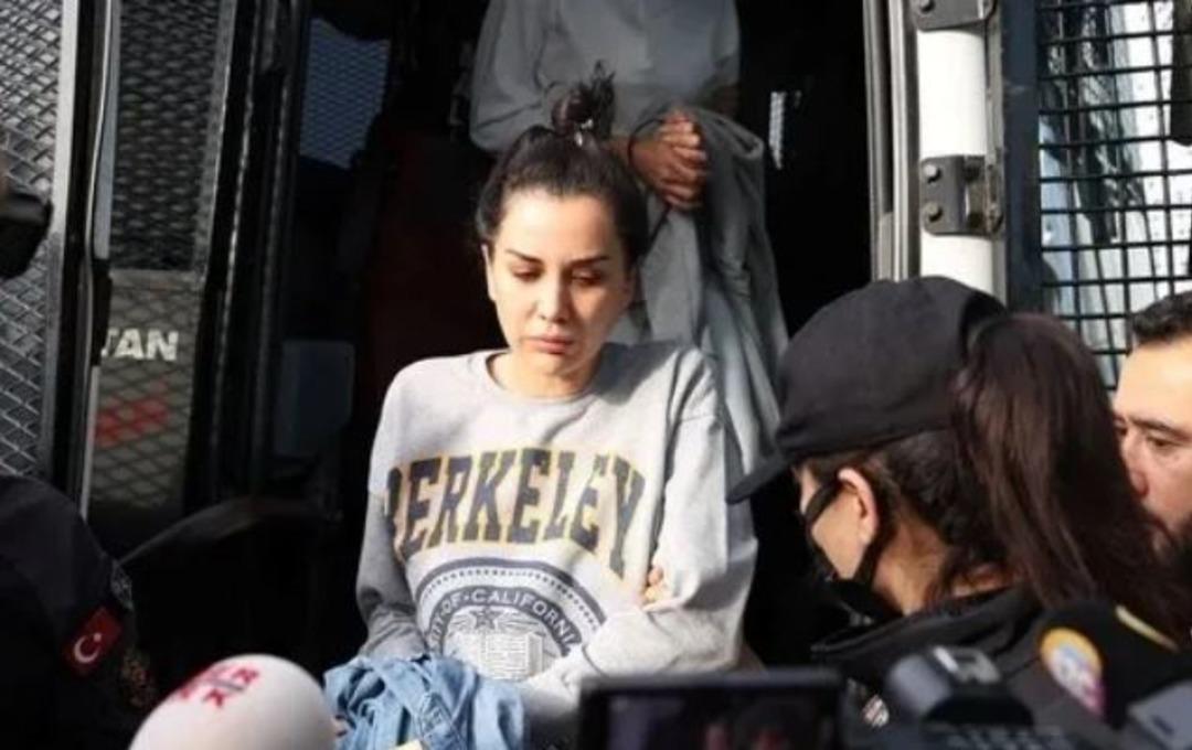 Dilan Polat cezaevinde &ccedil;ocuklarından biriyle g&ouml;r&uuml;şm&uuml;ş... Yeni iddia şaşırttı: G&uuml;nde 30 avukat g&ouml;r&uuml;şe geliyor ama...