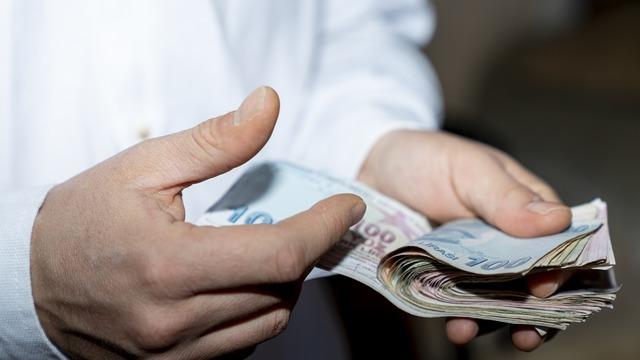 Memura seyyanen zam devam edecek mi? Emekliye farklı çalışana farklı tarife: ‘Refah payı beklemiyorum…’