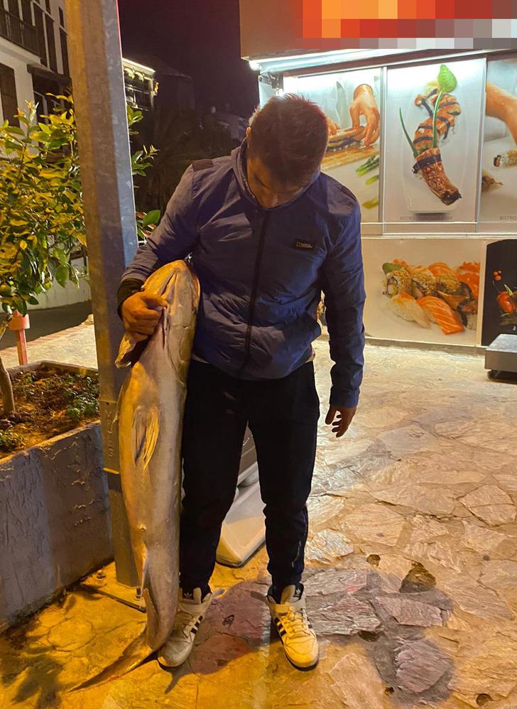 Amatör balıkçı yakaladı! Poşete sığmadı, sırtlayarak götürdü: Tam 41 kilo G4