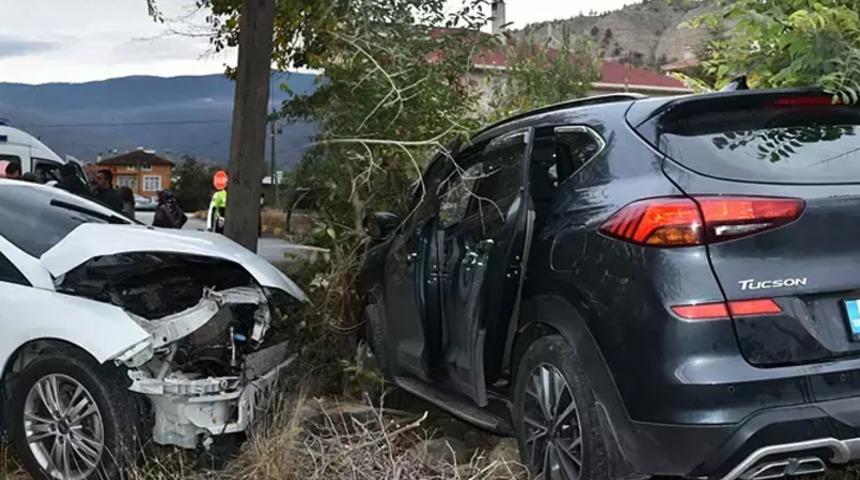 D100'de feci kaza! Otomobil ile cip çarpıştı: 2'si çocuk 6 yaralı