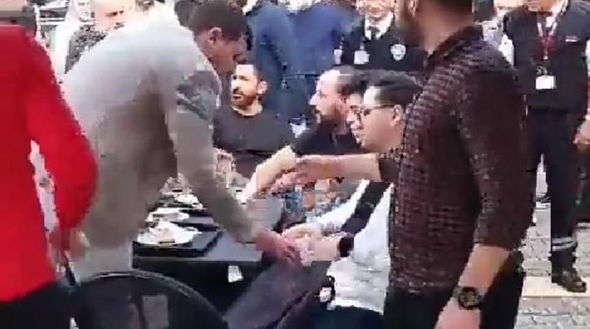 Kahve zincirinde oturan m&uuml;şterilerin i&ccedil;eceklerini alıp yere d&ouml;km&uuml;şlerdi! Savcılık harekete ge&ccedil;ti