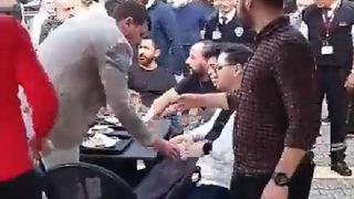 Kahve zincirinde oturan müşterilerin içeceklerini alıp yere dökmüşlerdi! Savcılık harekete geçti