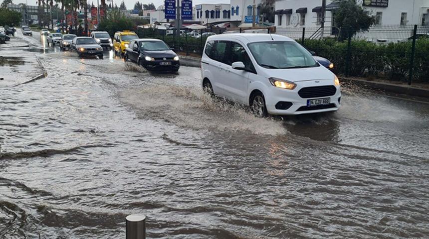 Bodrum'da cadde ve sokaklar göle döndü!