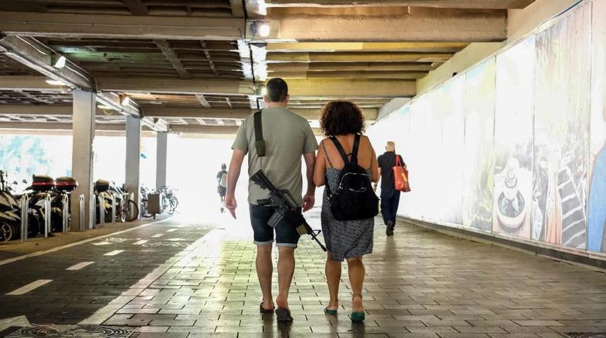 İsrailliler hızla silahlanıyor! Başvurular rekor kırdı, üretim hatları aralıksız çalışıyor