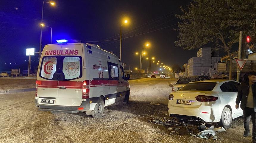 Diyarbakır'da iki otomobilin çarpıştığı kazada 5 kişi yaralandı