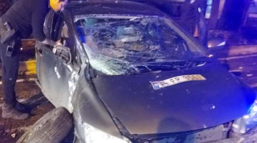 Kontrolden &ccedil;ıkan otomobil ağaca &ccedil;arptı: 3 yaralı