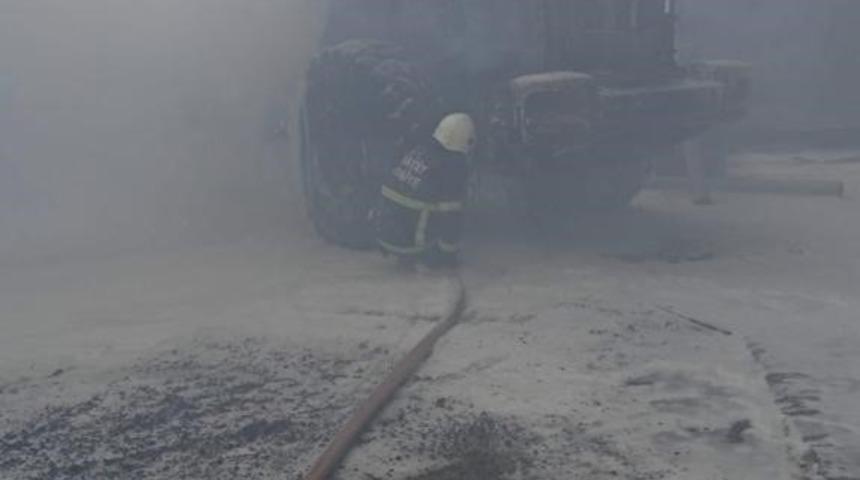 Hatay&rsquo;da bir fabrikada iş makinesi alev aldı