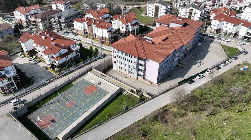 Gölcük’te yenilenmeyen okul kalmıyor