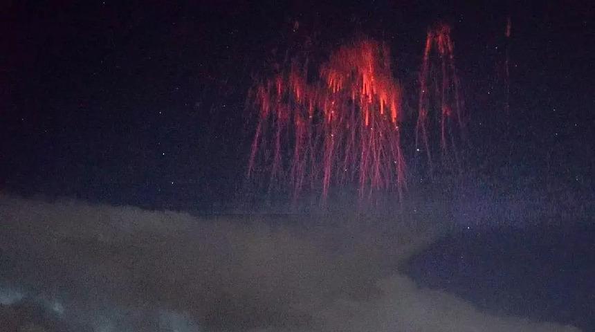 Kızıl cin Türkiye'de: Ege semalarında büyüleyici manzara! Sosyal medya bu fotoğraf karesini konuşuyor